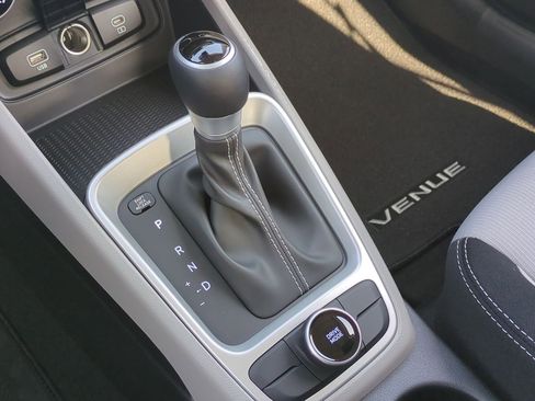 Used 2025 Hyundai Venue SEL image 15