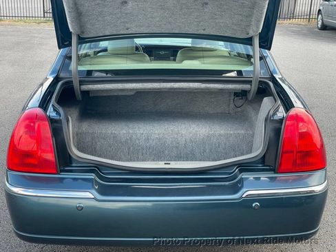 Used 2003 Lincoln Town Car Signature RWD image 25