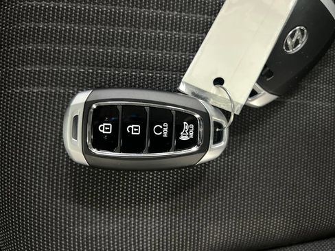 Used 2025 Hyundai Venue Limited FWD image 30