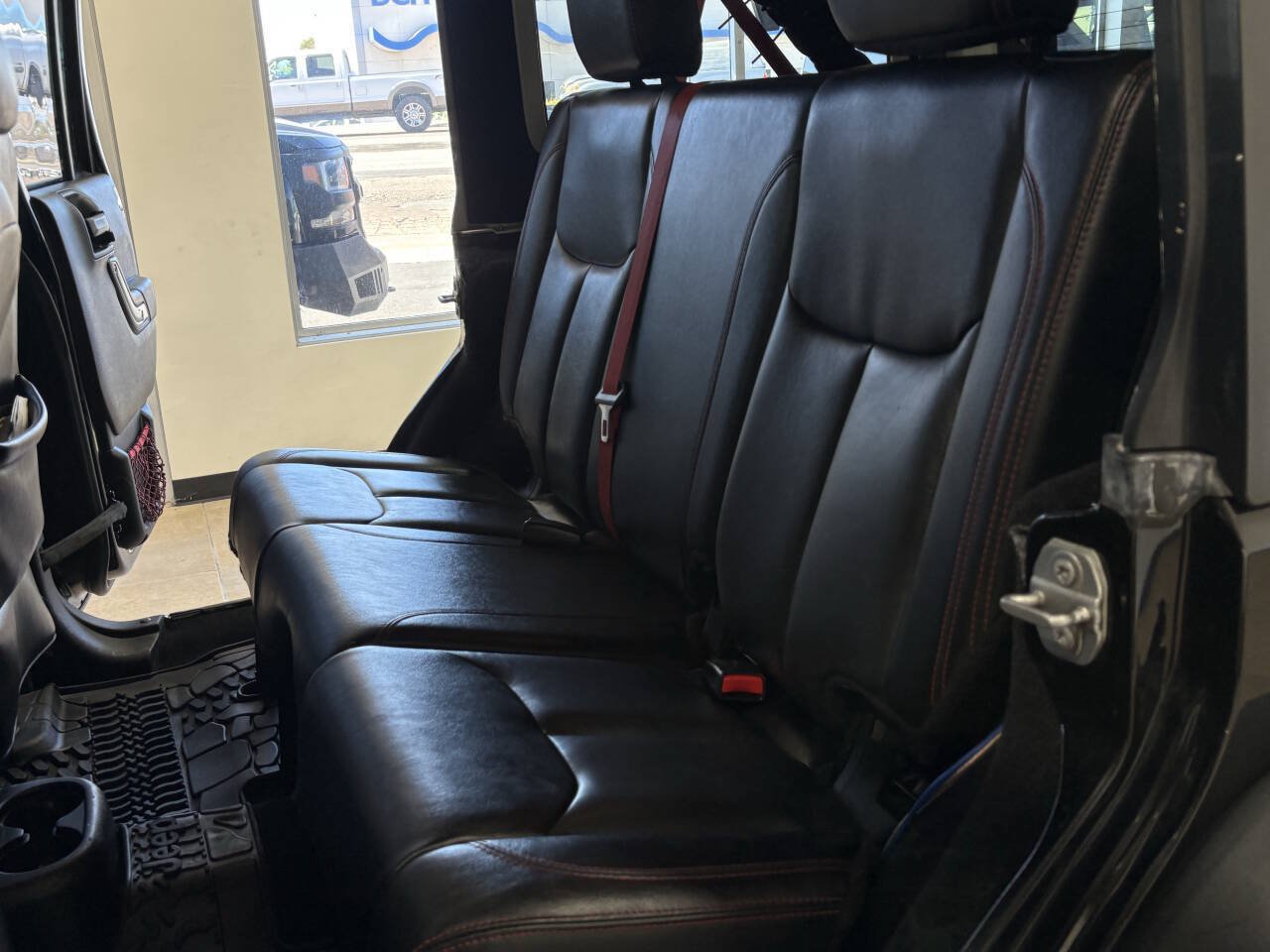 Used 2017 Jeep Wrangler Unlimited Rubicon AWD/4WD image 29