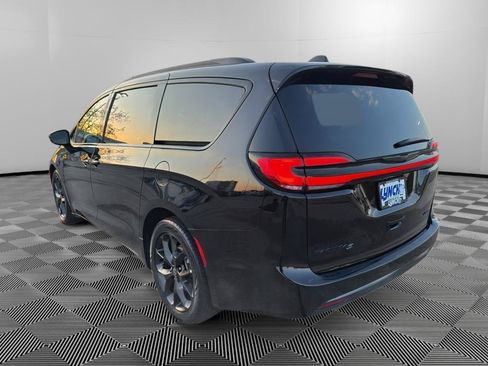 Used 2025 Chrysler Pacifica Limited FWD image 3