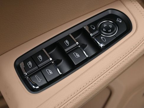 Used 2026 Porsche Macan AWD/4WD image 19