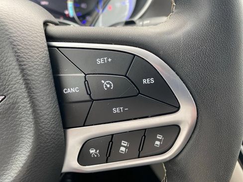 Used 2024 Chrysler Pacifica Touring-L FWD image 9