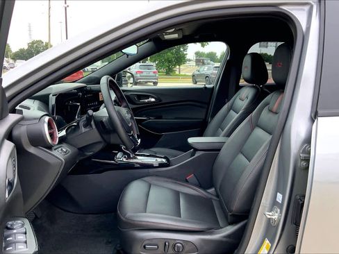 Used 2025 Chevrolet Trax RS FWD image 9