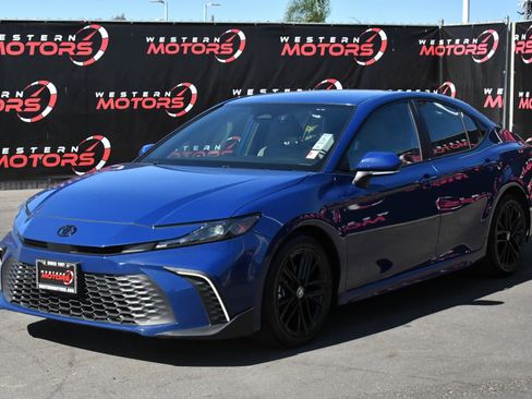 Used 2025 Toyota Camry SE w/ Convenience Package FWD image 3