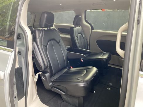 Used 2024 Chrysler Pacifica Touring-L FWD image 17