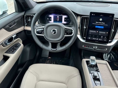 Used 2025 Volvo XC90 B6 Plus w/ Protection Package Premier AWD/4WD image 18