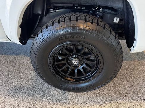 Used 2021 Toyota Tacoma SR5 AWD/4WD image 10