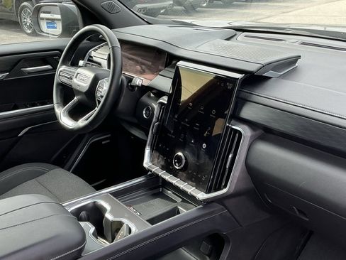 Used 2025 GMC Acadia Elevation image 17