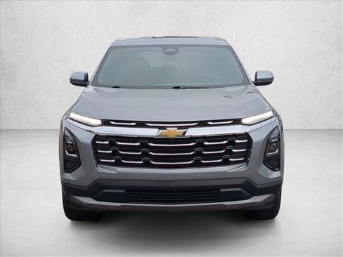 Used 2025 Chevrolet Equinox LT image 2