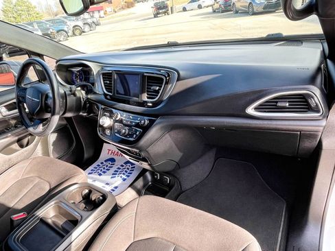 Used 2018 Chrysler Pacifica Touring Plus w/ S Appearance Package image 9