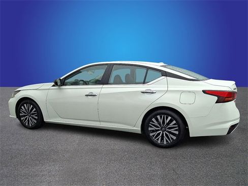 Used 2024 Nissan Altima 2.5 SV image 7