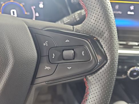Certified 2025 Chevrolet Trax RS w/ Sunroof Package FWD image 22