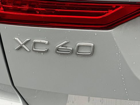 Used 2024 Volvo XC60 B5 Core image 12