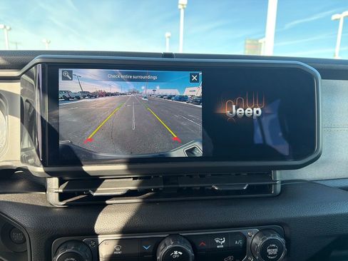 Used 2025 Jeep Gladiator Sport image 19