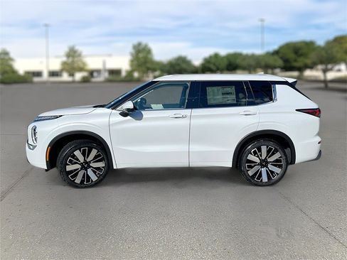 New 2025 Mitsubishi Outlander SEL image 3