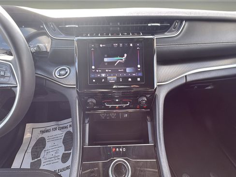 Used 2023 Jeep Grand Cherokee Laredo image 10