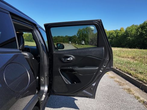 Used 2020 Jeep Cherokee Latitude Plus image 26