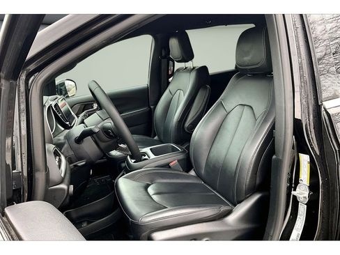 Certified 2025 Chrysler Pacifica Select image 22