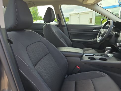 Used 2025 Nissan Altima 2.5 SV FWD image 14