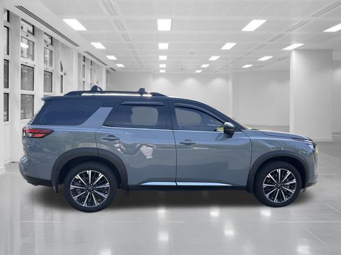 Used 2026 Nissan Pathfinder Platinum AWD/4WD image 4