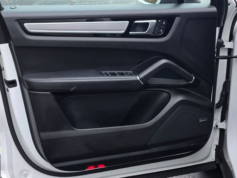 Used 2023 Porsche Cayenne Platinum Edition image 11