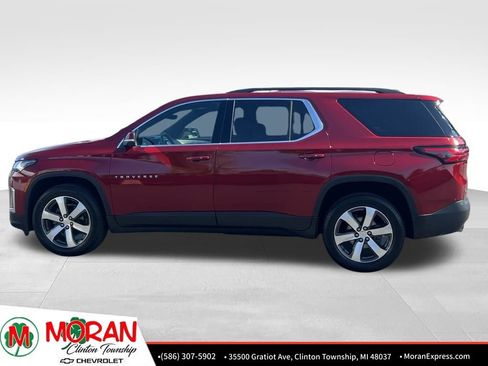 Used 2022 Chevrolet Traverse LT w/ LT Premium Package FWD image 2