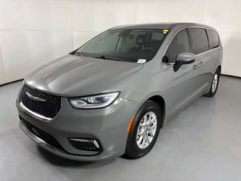 Used 2023 Chrysler Pacifica Touring-L FWD image 4