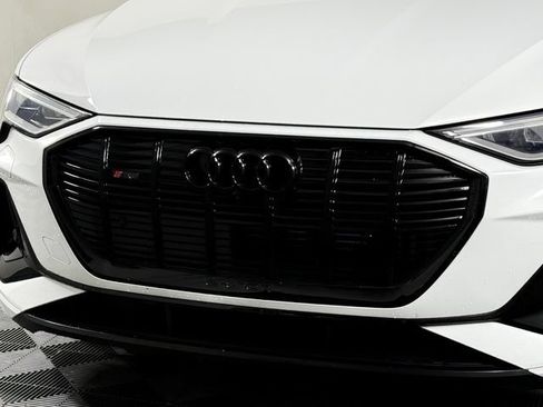 Used 2022 Audi e-tron Premium Plus w/ Premium Plus Package AWD/4WD image 12