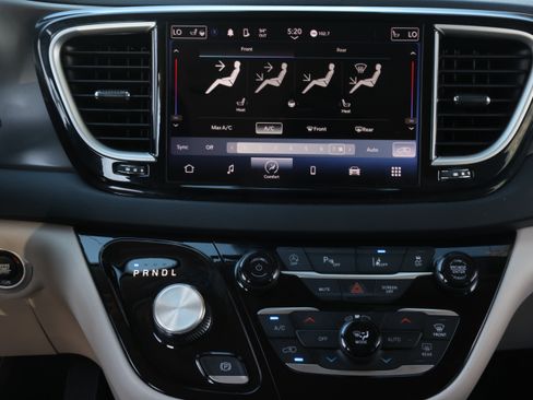 Used 2024 Chrysler Pacifica Touring-L FWD image 8