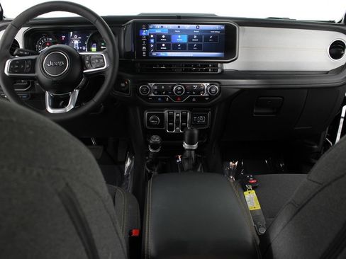 Used 2025 Jeep Wrangler Unlimited Sahara AWD/4WD image 9