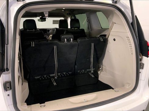 Used 2024 Chrysler Pacifica Touring-L FWD image 4