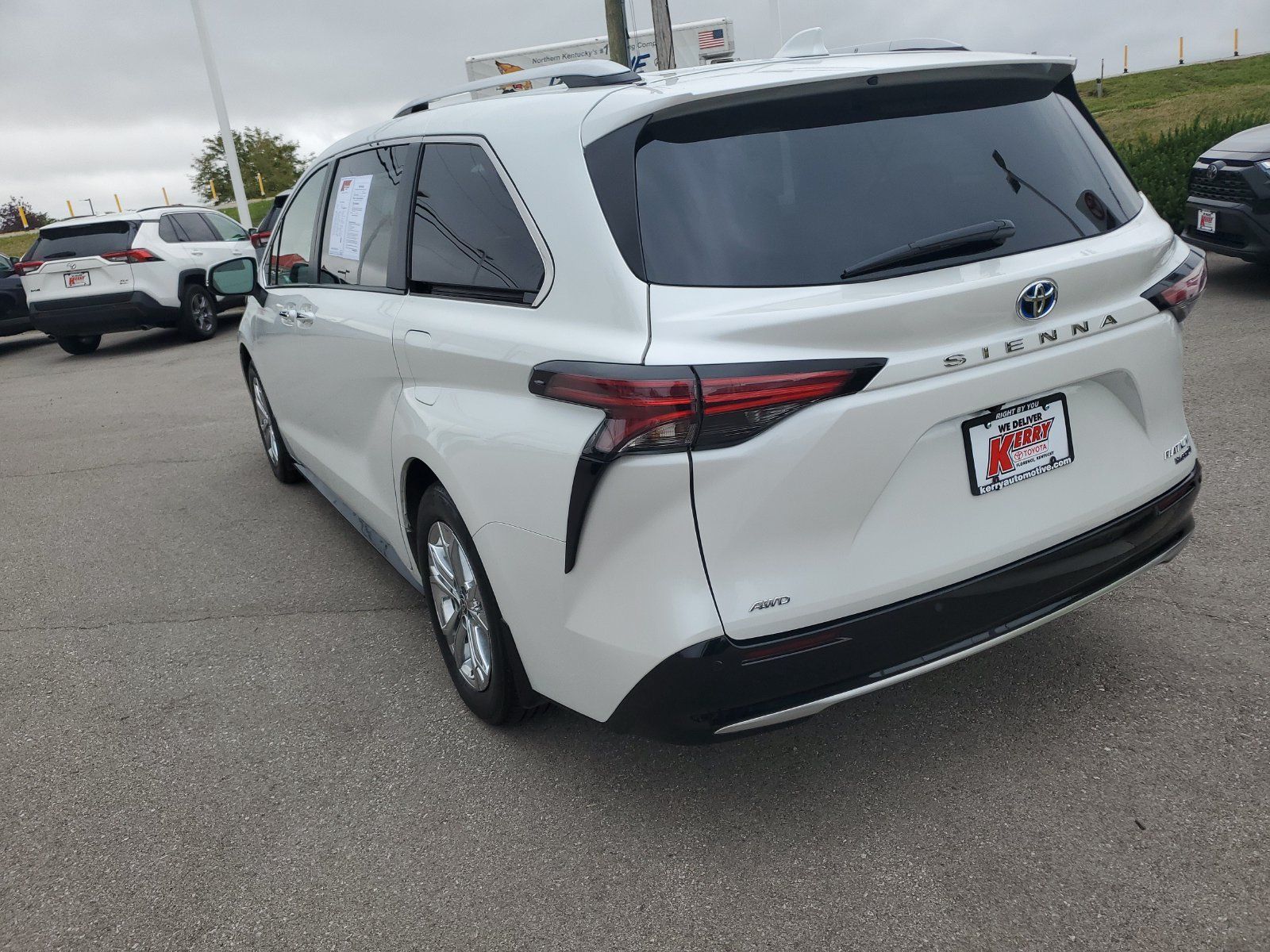 Used 2022 Toyota Sienna Platinum AWD/4WD image 3