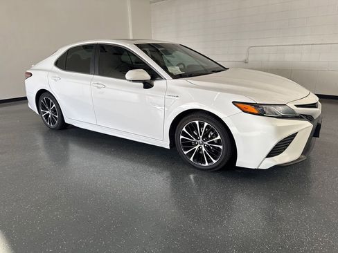 Used 2018 Toyota Camry SE image 2