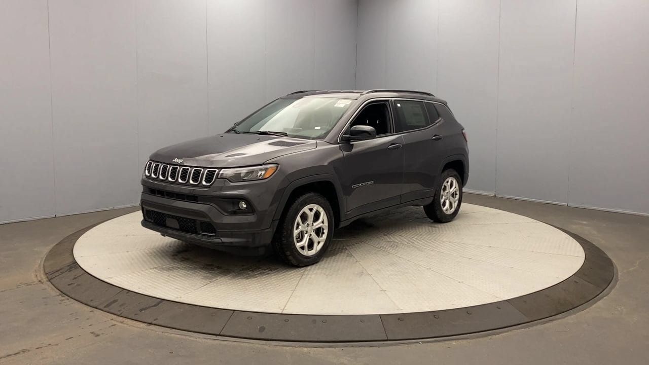 Used 2024 Jeep Compass Latitude AWD/4WD image 9