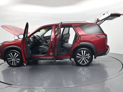 Used 2024 Nissan Pathfinder Platinum w/ Black Appearance Package AWD/4WD image 73