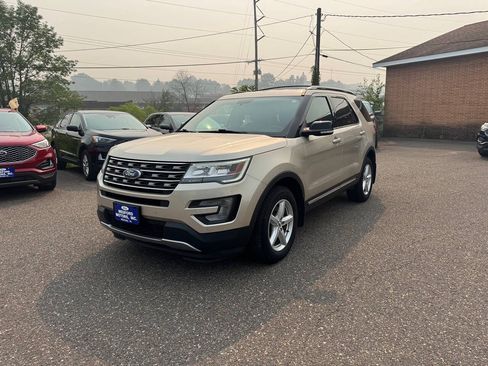 Used 2017 Ford Explorer XLT w/ Equipment Group 202A AWD/4WD image 4