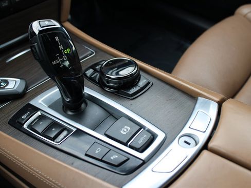 Used 2015 BMW 750Li image 25
