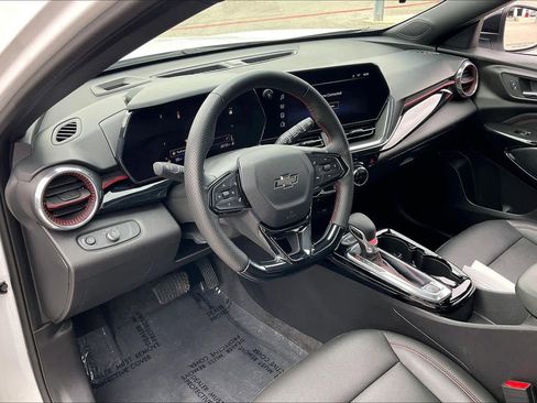 Used 2025 Chevrolet Trax RS w/ Sunroof Package image 18