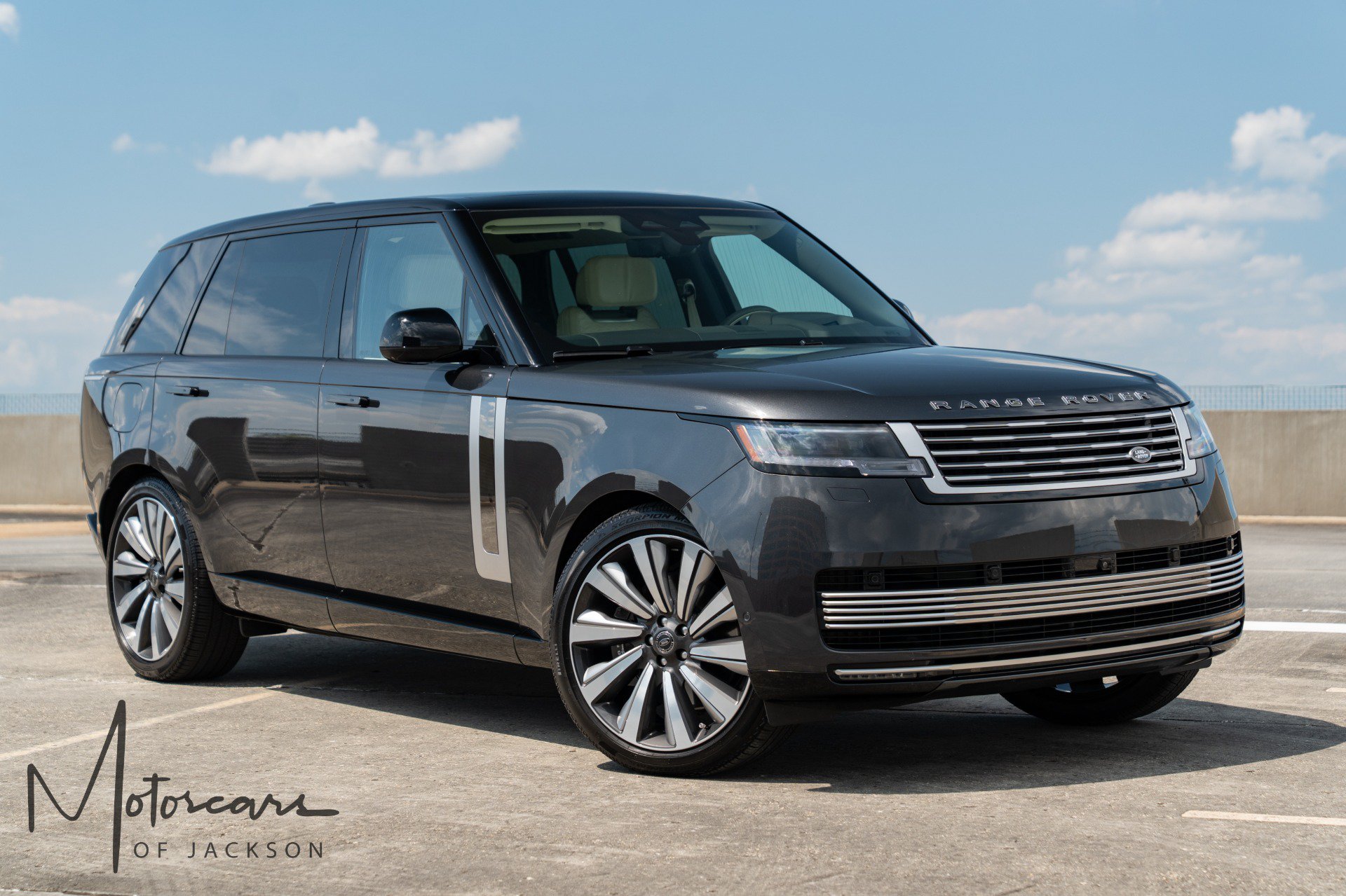 Used 2025 Land Rover Range Rover SV AWD/4WD image 3