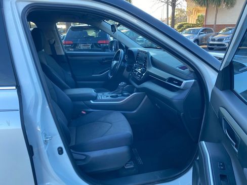 Used 2020 Toyota Highlander LE image 38