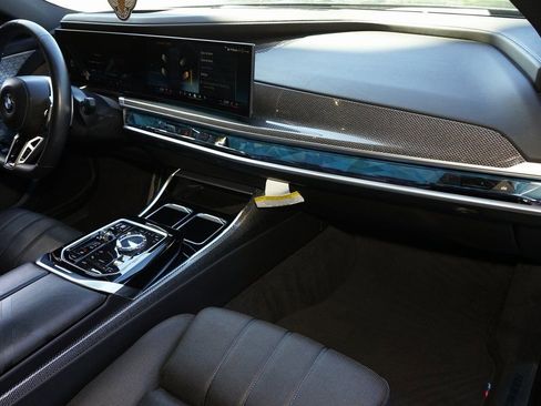 Used 2023 BMW 740i image 11