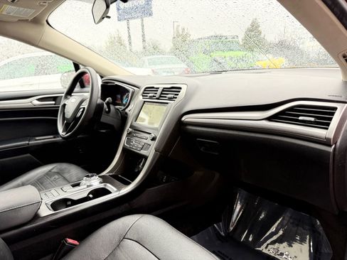 Used 2018 Ford Fusion SE image 25