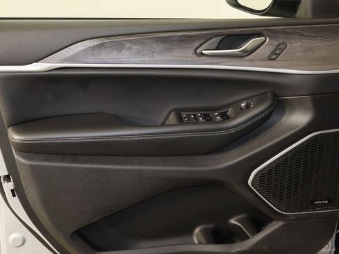 Used 2023 Jeep Grand Cherokee Limited w/ Black Appearance Package image 20