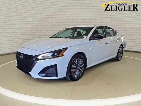 Used 2025 Nissan Altima 2.5 SV FWD image 1