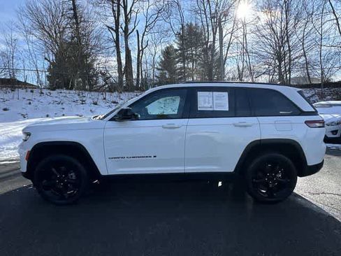 Used 2025 Jeep Grand Cherokee Altitude image 2