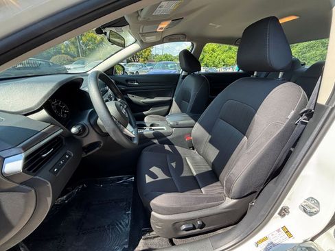 Used 2025 Nissan Altima 2.5 SV FWD image 32