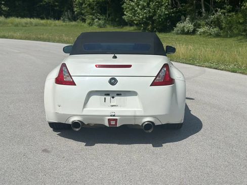 Used 2014 Nissan 370Z Touring RWD image 17