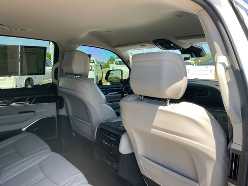 Used 2022 Jeep Wagoneer Series II AWD/4WD image 26