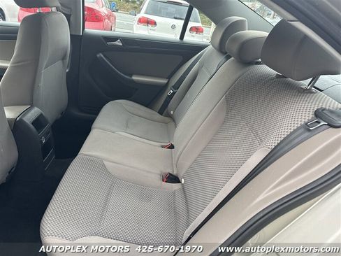 Used 2018 Chevrolet Suburban Premier image 12